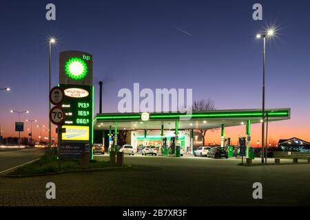 BP (British Petroleum) Tankstelle und Geschäft mit farbenfrohem Abendhimmel im Hintergrund. Stockfoto