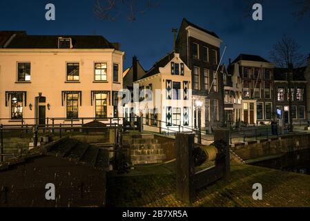 Blick auf eine alte Brücke und klassische Häuser in der Altstadt von Schiedam, Niederlande Stockfoto