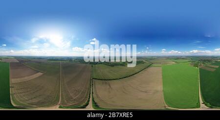 Straßen auf dem Feld und Wiesen. Schöne singende weiten des ukrainischen Landes. Schwarzer Boden und viele grüne Bäume. Federantenne aus einer Drohne. Oben Stockfoto