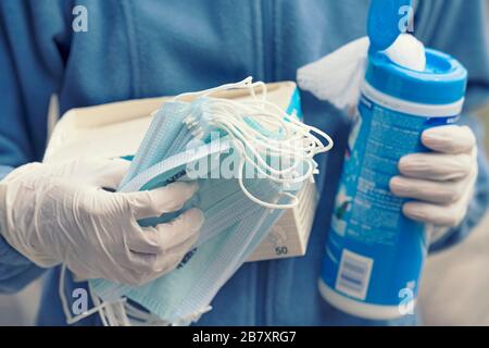 Handschuhlaschen mit Handschuhen zum halten von Gesichtsmasken und zur Desinfektion von Wischtüchern zum Schutz vor COVID-19-Infektionen mit Coronavirus Stockfoto