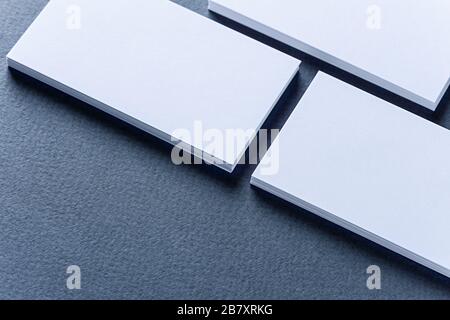 Verspottung von Visitenkartenstapeln, die in Reihen auf blauem Hintergrund angeordnet sind. Stockfoto
