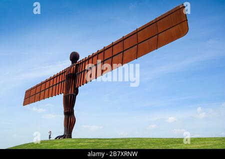 Angel of the North, neben der HAUPTSTRASSE A1, entworfen von Antony Gormley, Gateshead, Tyne und Wear Stockfoto