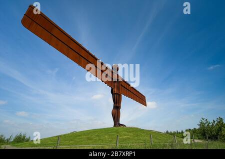 Angel of the North, neben der HAUPTSTRASSE A1, entworfen von Antony Gormley, Gateshead, Tyne und Wear Stockfoto