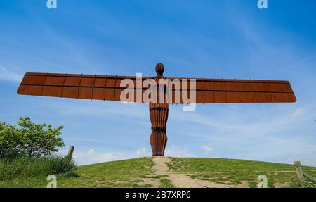 Angel of the North, neben der HAUPTSTRASSE A1, entworfen von Antony Gormley, Gateshead, Tyne und Wear Stockfoto