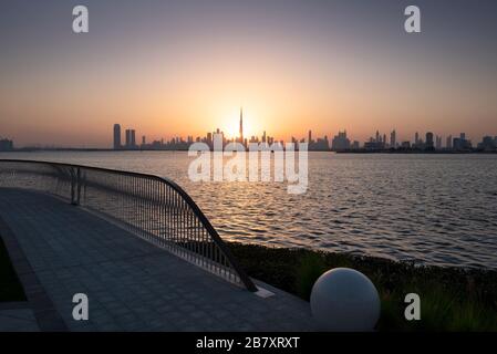 Wunderschöner Sonnenuntergang in Dubai vom Flusshafen in den Vereinigten Arabischen Emiraten Stockfoto