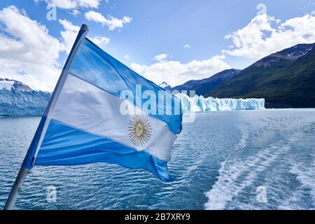 Argentinische Flagge auf dem Boot am Perito Moreno Glacier, Patagonia, Sant Cruz. Stockfoto