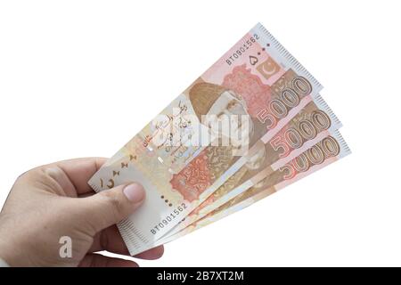 Pakistanische 5000 Note in der Hand halten, isoliert auf weißem Hintergrund Stockfoto