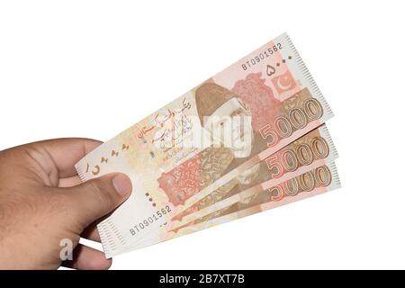 Pakistanische 5000 Note in der Hand halten, isoliert auf weißem Hintergrund Stockfoto