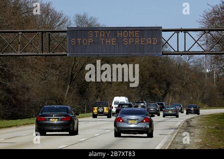 New York, USA. März 2020. Eine Verkehrsempfehlung ermutigt Autofahrer, am Mittwoch, den 18. März 2020, auf dem Meadowbrook Parkway in Long Island, New York, die "Tay Home Stop the Spread" zu stoppen. Foto von Peter Foley/UPI Credit: UPI/Alamy Live News Stockfoto