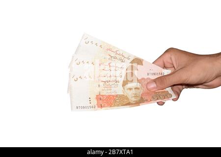 Pakistanische 5000 Note in der Hand halten, isoliert auf weißem Hintergrund Stockfoto