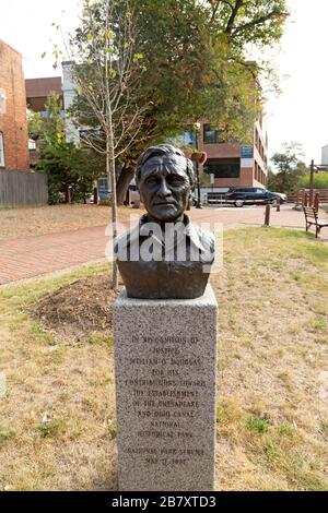 Büste in Erinnerung an den Richter William O. Douglas in Georgetown in Washington DC, USA. Stockfoto