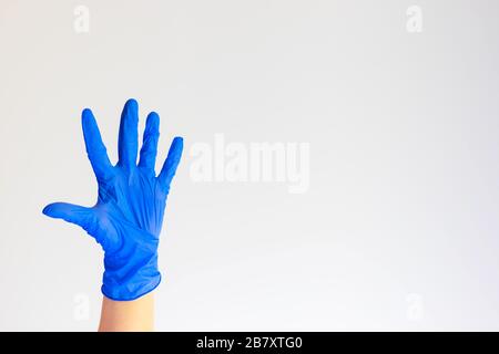 Hand in blauem medizinischen Handschuh, fünf Finger, Hand offen. Medizin, Hygiene, Virenschutz und COVID-19-Konzept für Coronavirus-Pandemie. Kopierbereich. P Stockfoto