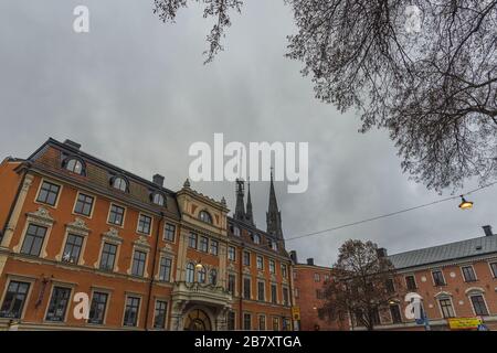 Wunderschöner Blick auf die Straße der Stadt mit der Kathedrale im Hintergrund. Wunderschöner Himmel mit Gewitterwolken an einem Wintertag. Tourismus-/Reisekonzept. Europa, Schweden, Stockfoto