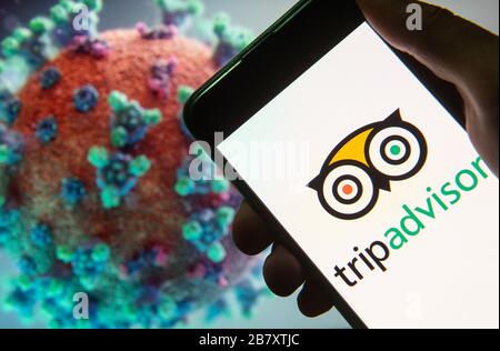 In dieser Abbildung ist das amerikanische Reisebüro- und Restaurantwebsite TripAdvisor Logo zu sehen, das auf einem Smartphone mit einem Computermodell des COVID-19 Coronavirus im Hintergrund angezeigt wird. Stockfoto