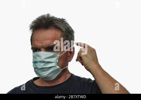 Nahansicht des Menschen in weißer Gesichtsmaske. Grippevirus-Konzept. Stockfoto
