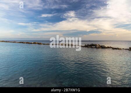 Wunderschöner, farbenfroher Blick auf den Sonnenuntergang auf der Insel Curacao. Schöne Naturlandschaft. Karibik. Stockfoto