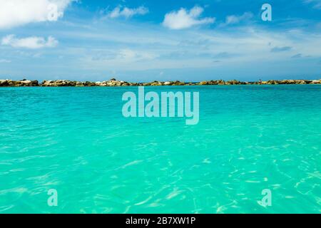 Wundervolle Aussicht auf türkisblaues Wasser und blauen Himmel mit weißen Wolken. Wunderschöne Hintergründe in der Natur. Curacao. Karibik. Schöner Naturhintergrund Stockfoto