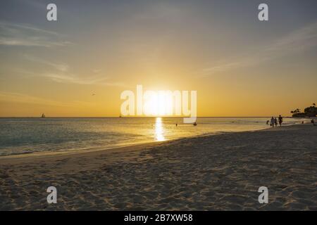 Fantastischer Sonnenuntergang am Eagle Beach auf der Insel Aruba. Karibik. Unvergessliche Aussicht. Schöne Naturlandschaft. Stockfoto