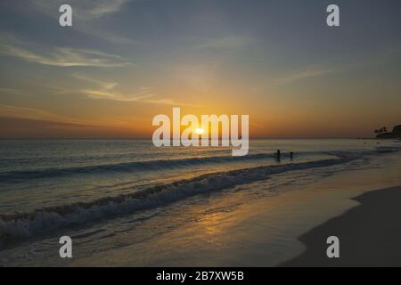 Fantastischer Sonnenuntergang am Eagle Beach auf der Insel Aruba. Karibik. Unvergessliche Aussicht. Schöne Naturlandschaft. Stockfoto