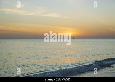 Fantastischer Sonnenuntergang am Eagle Beach auf der Insel Aruba. Karibik. Unvergessliche Aussicht. Schöne Naturlandschaft. Stockfoto