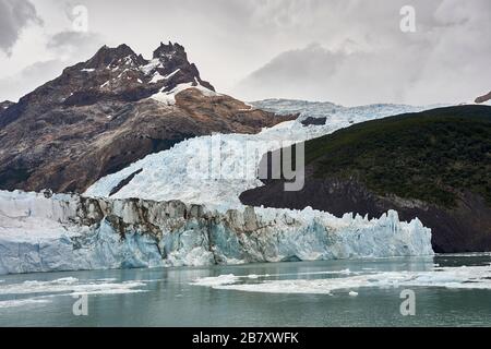 Touristen blicken auf den Perito Moreno Gletscher, Patagonien, Sant Cruz, Argentinien. Stockfoto