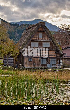 Haus im traditionellen Dorf Shirakawago, Gifu, Japan. Unesco-Weltkulturerbe. Stockfoto