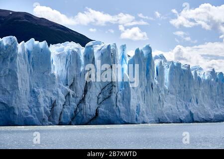 Zerklüftete Eiswand aus Perito Moreno Glacier, Patagonien, Sant Cruz, Argentinien. Stockfoto