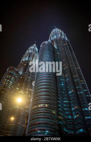 Petronas Towers In Der Nacht, Kuala Lumpur Stockfoto