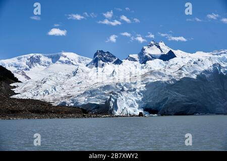 Blick am See auf das Eisfeld des Perito Moreno Gletschers, Patagonien, Sant Cruz, Argentinien. Stockfoto