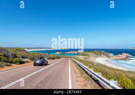 Auto auf dem Great Ocean Drive in der Nähe von Twilight Beach, Esperance, Western Australia, Australien Stockfoto