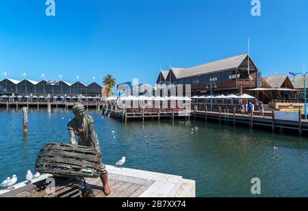 Skulptur, die Teil der Gedenkstätte "an die Fischer" ist, Jetty, Fishing Boat Harbor, Fremantle, Western Australia, Australien Stockfoto