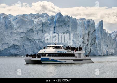 Touristenboot vor dem Perito-Moreno-Gletscher, Patagonien, Sant Cruz, Argentinien. Stockfoto