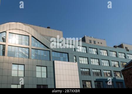 Fragment der Fassade eines modernen Bürogebäudes mit Panoramafenstern. Stockfoto