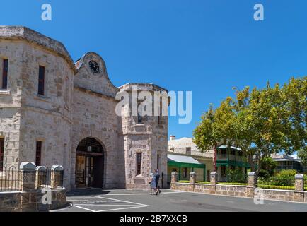 Eintritt zum historischen Fremantle Prison mit Häusern auf der Terrasse rechts, Fremantle, WA, Australien Stockfoto