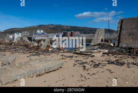 Der eingestürzte West Pier in Swansea Stockfoto