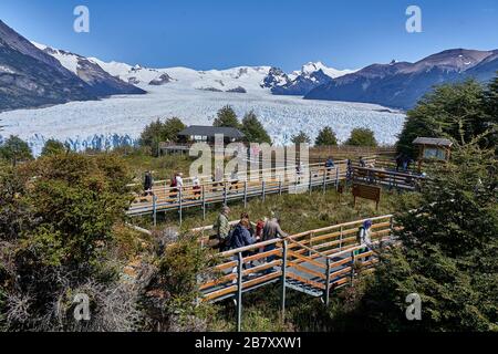 Aussichtsplattform vor dem Perito-Moreno-Gletscher, Patagonien, Sant Cruz, Argentinien. Stockfoto