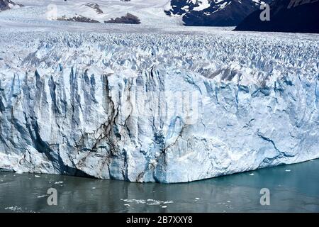 Blick auf die Eiswand des Perito Moreno Gletschers, Patagonien, Sant Cruz, Argentinien. Stockfoto