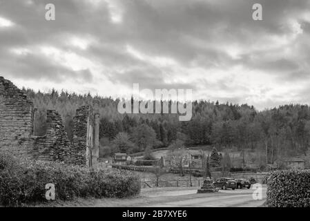 Ein Blick auf Kirkham Dorf mit der zerfallenden Mauer des alten Priorats im Vordergrund. Einige Gebäude und Wälder sind darüber hinaus. Stockfoto