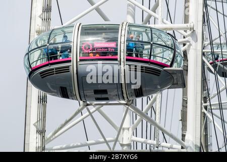 London, Großbritannien, 18. März 2020. Das London Eye setzt den Betrieb fort und bietet Besuchern in der Hauptstadt eine der wenigen noch verbleibenden touristischen Aktivitäten. Stockfoto