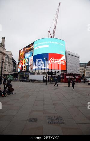 März 2020, London: Ikonische Touristenattraktionen und Verkehrssysteme in London sind leer, da Corona Virus die Menschen von den Straßen treibt Stockfoto