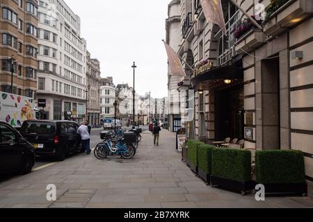 März 2020, London: Ikonische Touristenattraktionen und Verkehrssysteme in London sind leer, da Corona Virus die Menschen von den Straßen treibt Stockfoto
