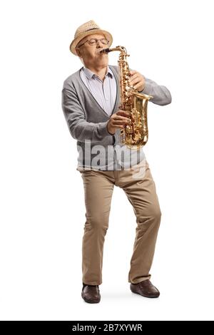 Porträt eines älteren Musisikaners in voller Länge, der ein Saxofon spielt, das auf weißem Hintergrund isoliert ist Stockfoto