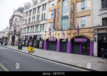 März 2020, London: Ikonische Touristenattraktionen und Verkehrssysteme in London sind leer, da Corona Virus die Menschen von den Straßen treibt Stockfoto