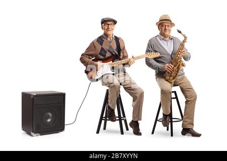 Ältere Männer sitzen auf Stühlen mit E-Gitarre und einem auf weißem Hintergrund isolierten Sax Stockfoto