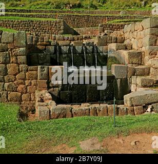 Gut erhaltener Inka-Brunnen in Tipon, historische Bauingenieurmarken im Heiligen Tal der Inka, Cuzco, Peru Stockfoto