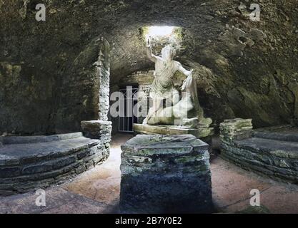 Immersive Sicht auf die Statue des Gottes Mithras im Akt der Tötung des Stiers, um sie zu opfern, befindet sich die schöne Höhle im Thermen Mithraeum in Archäolo Stockfoto