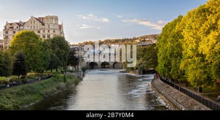 Abendblick über den Fluss Avon und die Stadt Bath, Somerset, England, Großbritannien Stockfoto