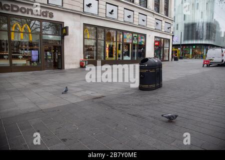 März 2020, London: Ikonische Touristenattraktionen und Verkehrssysteme in London sind leer, da Corona Virus die Menschen von den Straßen treibt Stockfoto