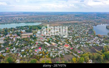 Drohnenschießen. Eine kleine Stadt in der Ukraine. Oktober. Herbst. kirche mitten in der Stadt Stockfoto