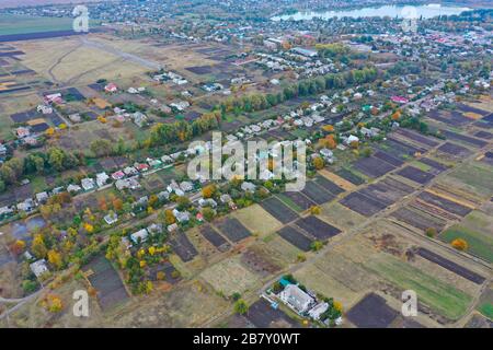 Drohnenschießen. Eine kleine Stadt in der Ukraine. Oktober. Herbst: Straßen zwischen Bäumen Stockfoto